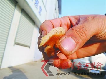 陳先生買(mǎi)的得利斯牛蹄筋上留有一層白毛 記者劉景豐 攝