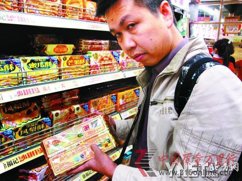 ■陳書偉在深圳的超市發(fā)現(xiàn)徐福記涉案產(chǎn)品仍在銷售 ■陳書偉在深圳的超市發(fā)現(xiàn)徐福記涉案產(chǎn)品仍在銷售