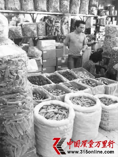 ■以批發(fā)魚(yú)翅聞名的廣州一德路現(xiàn)在卻難覓魚(yú)翅蹤影 王文佳攝 ■以批發(fā)魚(yú)翅聞名的廣州一德路現(xiàn)在卻難覓魚(yú)翅蹤影 王文佳攝