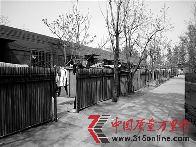 7個(gè)月前，中科院心理研究所寄往云南災(zāi)區(qū)的衣物被告知丟失。近日，丟失的衣物被晾曬在申通快遞公司一站點(diǎn)平房外。昨天，該快遞一負(fù)責(zé)人承認(rèn)，投遞員從被退回的包裹中私拿衣物。 