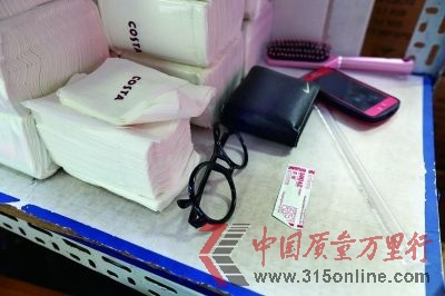 工作人員的錢包、手機(jī)等個(gè)人物品與餐巾紙放在一起(來源:法制晚報(bào))