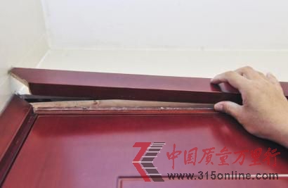 張先生家里的套裝實木門已經開裂。