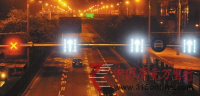 潮汐車道四條車道變?yōu)槿龡l出城,一條進(jìn)城攝影/記者 魏彤