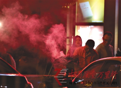 7月16日，朝陽區(qū)豆各莊附近夜市，臨街燒烤攤上騰起濃煙�！侗本┦写髿馕廴痉乐螚l例（草案修改稿）》擬取消對違法行為加倍處罰的罰款上限，在禁止區(qū)域內(nèi)露天燒烤等5類違法行為，可加倍處罰且不設(shè)置上限。新京報記者 侯少卿 攝